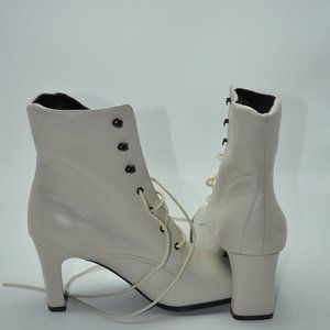 ( NIB ) AUTHENTIC ST JOHN'S  BAY WINTER  WHITE LEATHER BOOTS SIZE 8 M